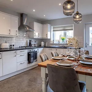 modern-3-bedroom-spacious-house-with-parking.tophotelsbath.com/